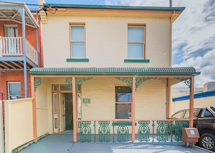 4 Bedroom House - Hobart Cbd - Free Parking - Free Wifi